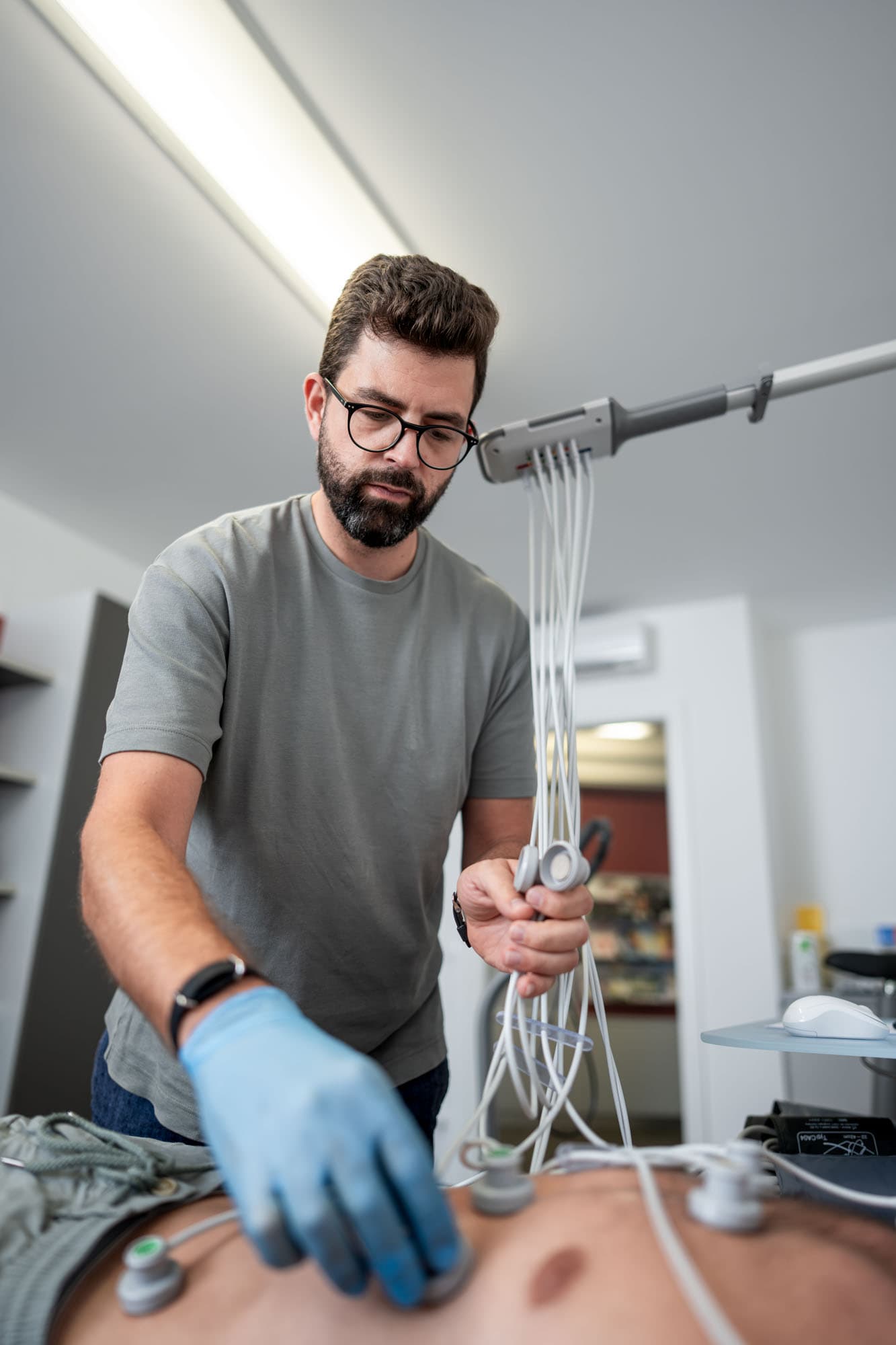Anlegen der EKG-Elektroden für ein Ruhe-EKG