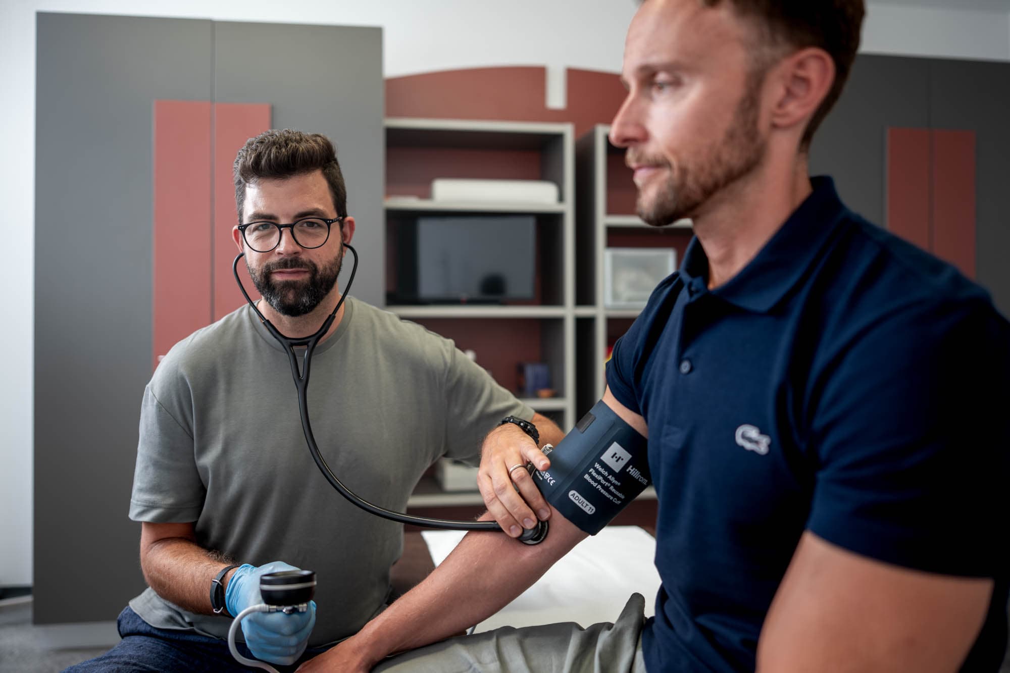 Dr. Roman Einspieler im Beratungsgespräch mit einem Patienten